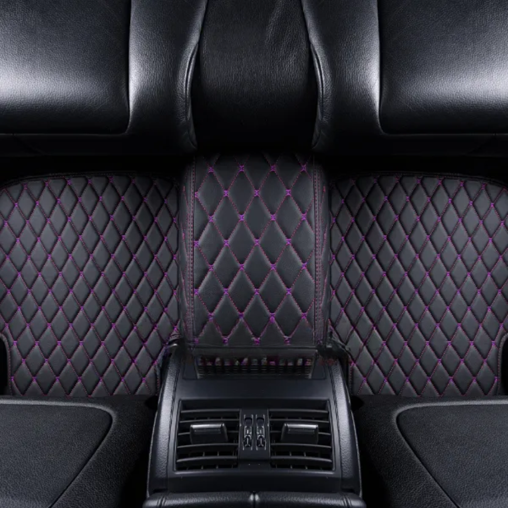 Tapis de Voiture Sur-Mesure en Cuir Diamant - Surpiqûres Violettes